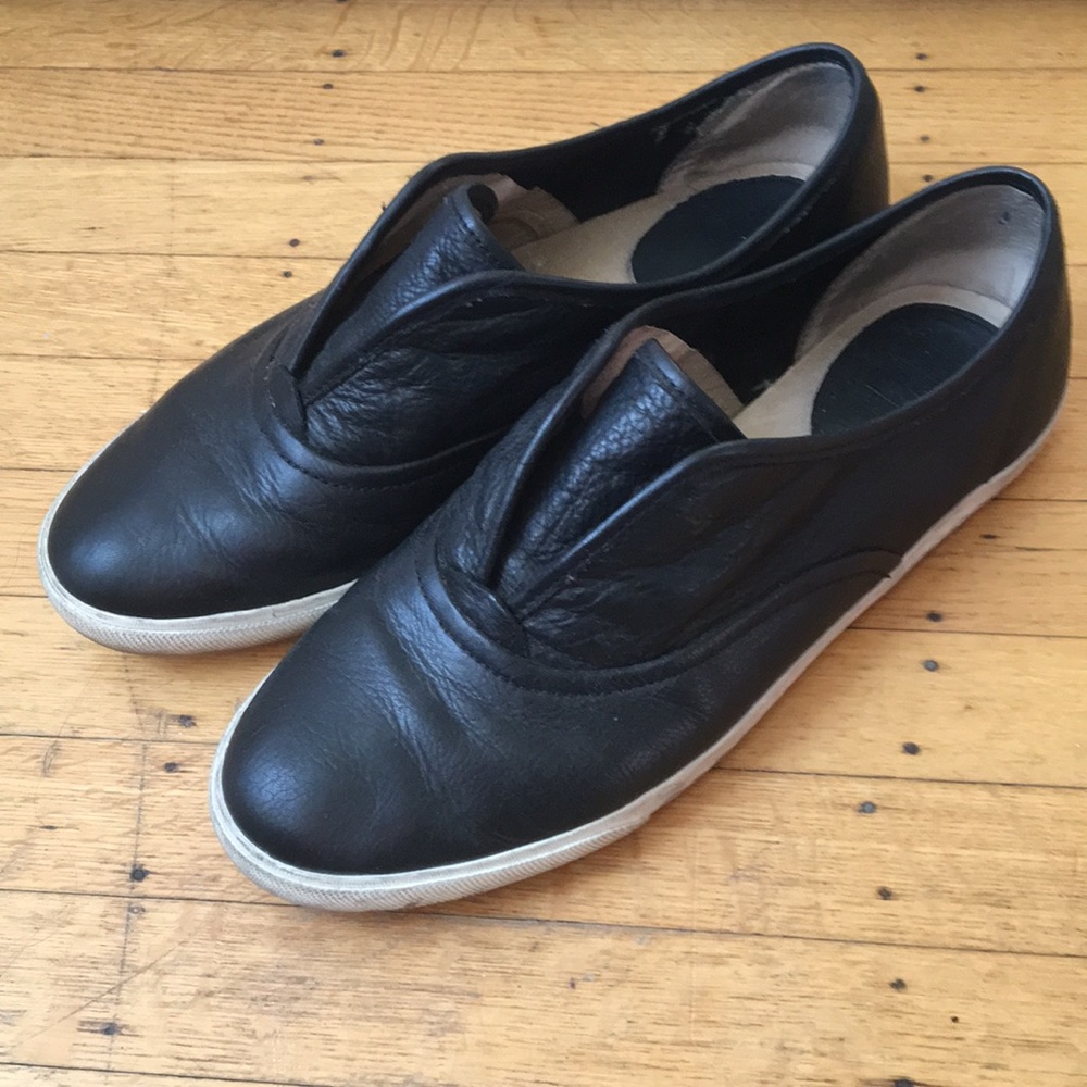 Frye Mindy Black Slip-On Comfortable Casual Shoe 9